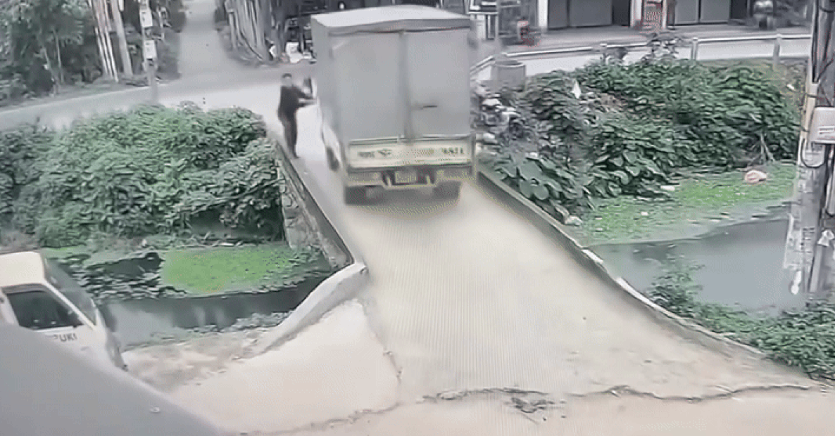 Sự cố 'dở khóc dở cười' mà người đàn ông gặp phải khi đang đi trên đường. Ảnh cắt từ clip