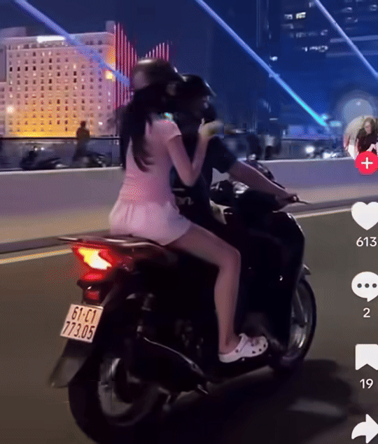 Hành động của nam thanh niên gây bức xúc trên mạng xã hội.