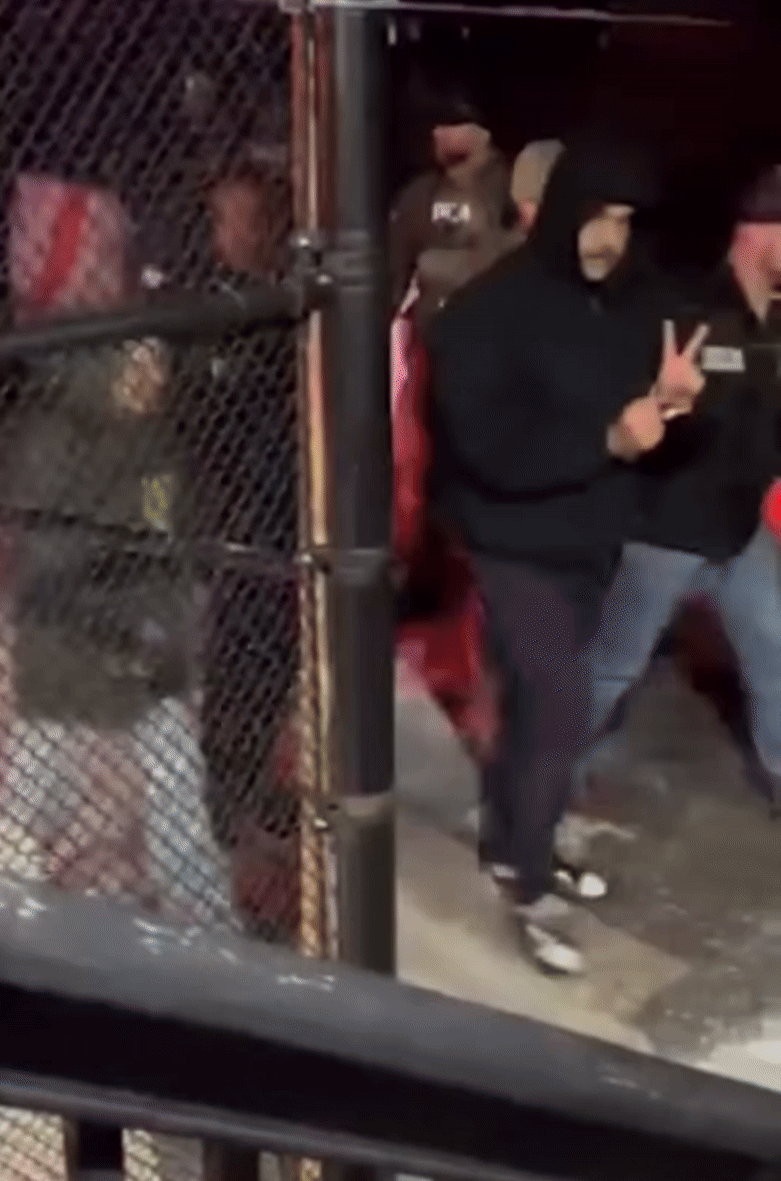 Phu nhân Tổng thống Venezuela lần đầu lộ diện kể từ sau khi bị Mỹ bắt. Bà mặc áo hoodie màu xanh lá, tay bị còng; Trong khi đó, Tổng thống Venezuela giơ tay ra dấu hiệu hoà bình. Ảnh cắt từ clip/Nguồn: CNN