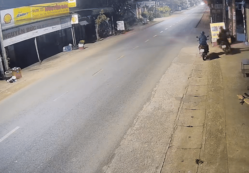 Ngay sau khi người đàn ông vừa nổ ga, chiếc xe máy đã lao đi mất kiểm soát. Ảnh cắt từ clip