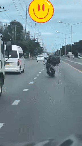 Ngay sau đó, nam thanh niên đã phải lãnh hậu quả vì hành động thích thể hiện của mình.