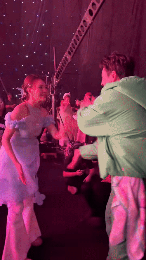 Cả hai thân thiết đùa giỡn khi gặp nhau ở hậu trường.