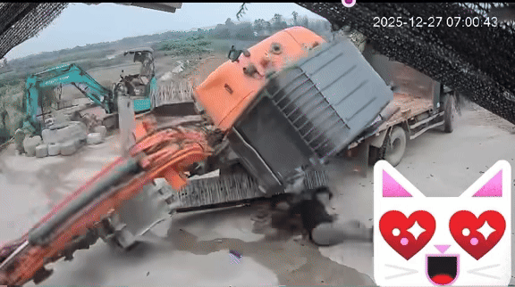 Trong lúc nguy cấp, tài xế đã kịp co người, núp vào khoảng trống buồng lái nên giữ được tính mạng. Ảnh cắt từ clip