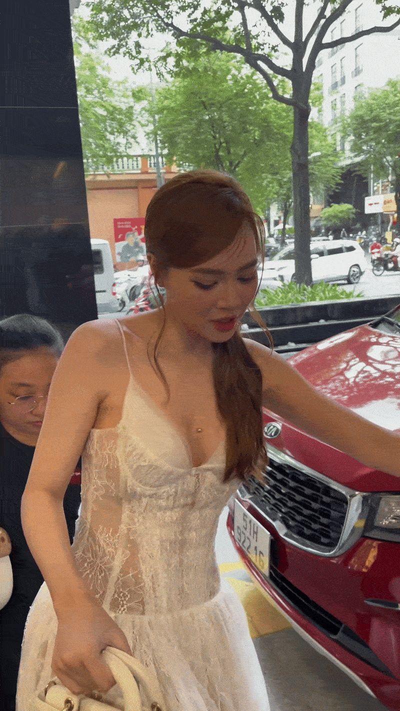 Nữ diễn viên còn di chuyển tập tễnh.