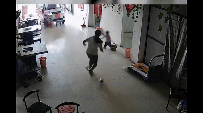 Ô tô lao vào nhà, camera ghi lại khoảnh khắc 'ngàn cân treo sợi tóc' Ảnh 1