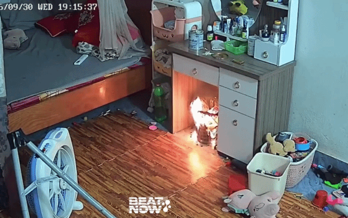 Thấy ngọn lửa bùng lên càng lúc càng lớn, bé gái vội chạy đi gọi người lớn vào giúp đỡ.