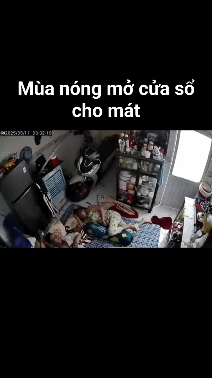 Qua khe cửa, kẻ xấu để dùng cần câu, câu trộm chiếc điện thoại. Ảnh cắt từ clip