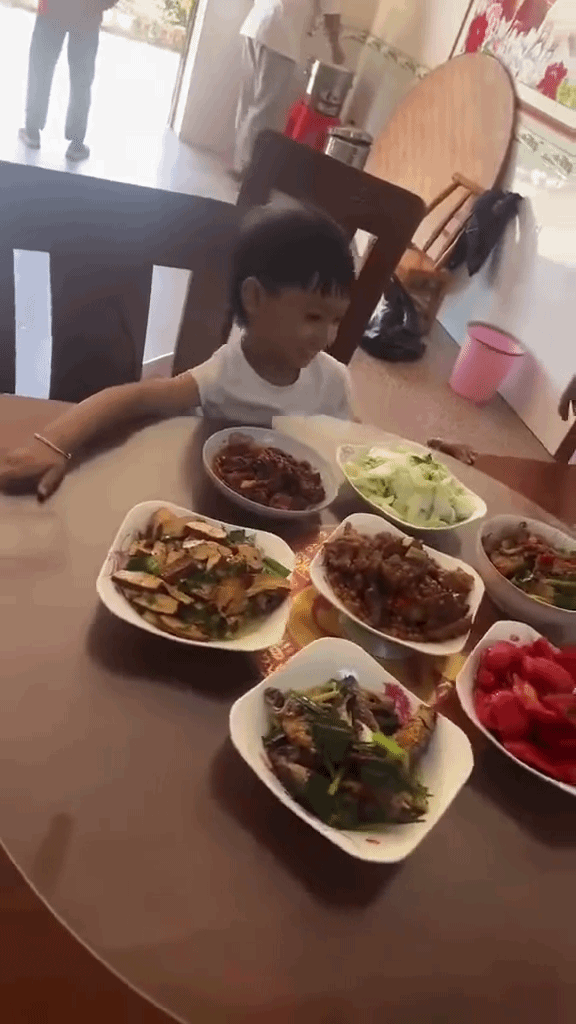Xoay chiếc bàn ăn, bé trai khiến nhà đứng hình: Camera ghi lại điều đáng chú ý Ảnh 1