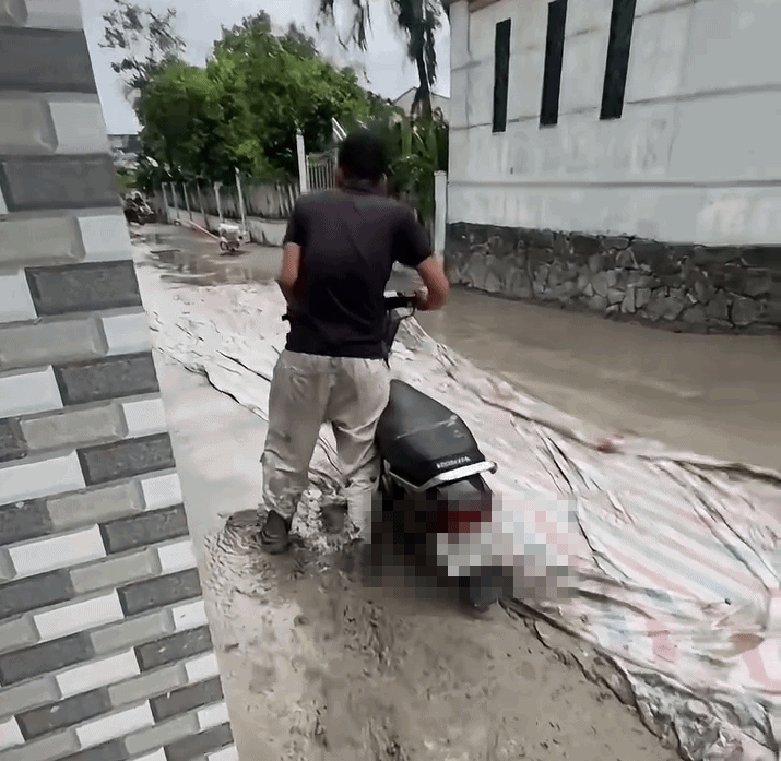 Người dân ghi lại khoảnh khắc đáng chú ý của người đàn ông. Ảnh cắt từ clip
