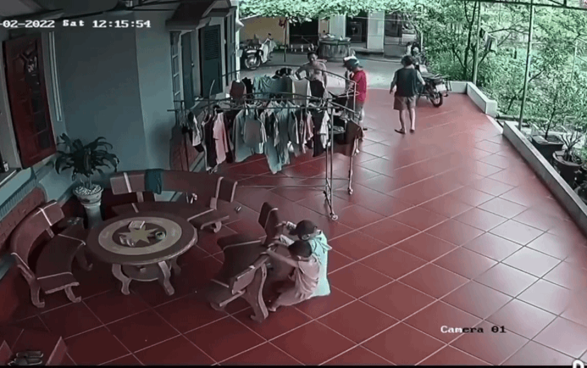 2 'búp măng non' khiến cả nhà hoảng loạn, xem camera mới thấy sự việc đáng sợ ra sao? Ảnh 1