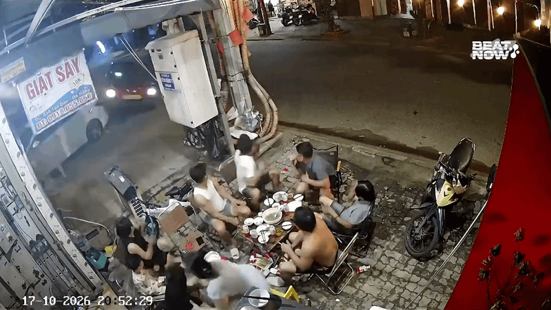 Nhóm người bất ngờ la hét hoảng loạn khi ngồi cùng nhau, xem lại camera vẫn chưa hoàn hồn Ảnh 1