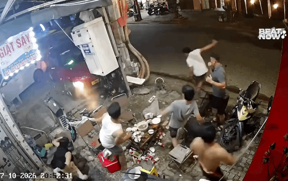 Nhóm người bất ngờ la hét hoảng loạn khi ngồi cùng nhau, xem lại camera vẫn chưa hoàn hồn Ảnh 2