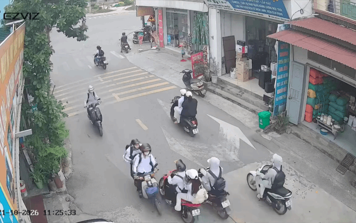 Xe máy chở các học sinh ngã liên hoàn, xem camera dân tình liền chỉ ra lỗi sai Ảnh 1