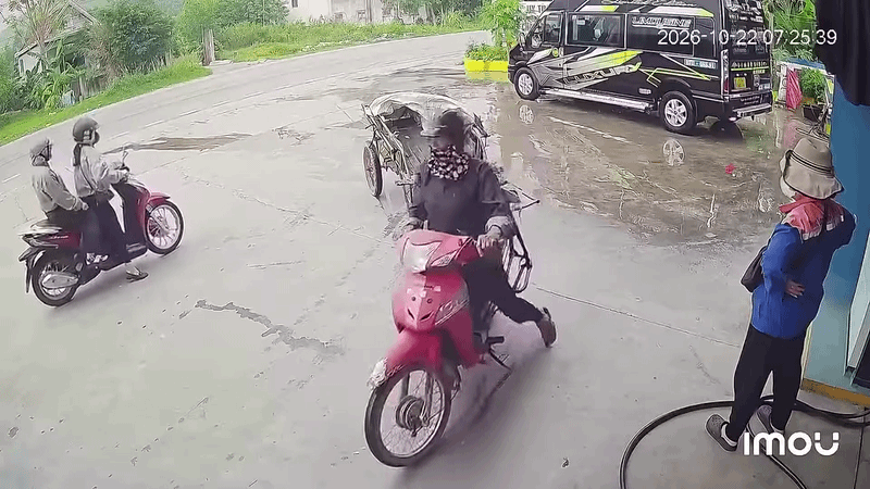 Đổ xăng xong rồi rời đi, khách nữ quên cả thùng xe khiến nữ nhân viên đổ xăng bất lực chống nạnh nhìn theo.