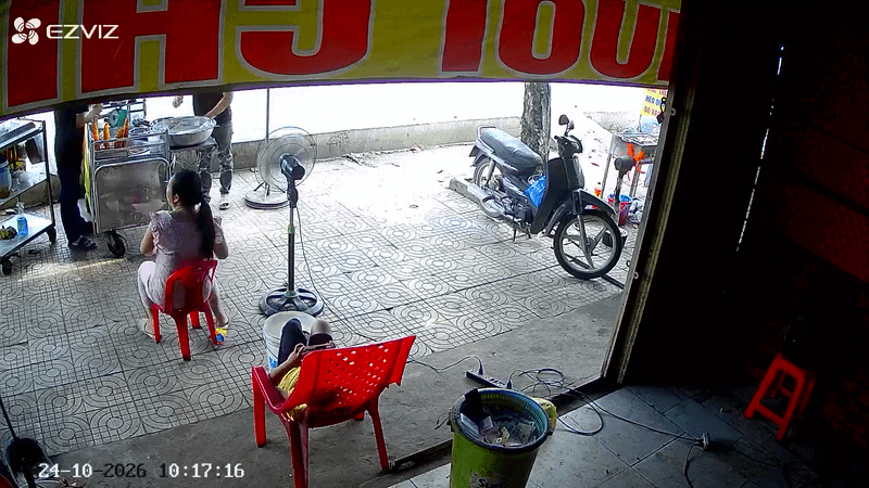 Chiếc ô tô lao vào quầy hàng, may mắn các thành viên đều kịp thời bỏ chạy. Ảnh cắt từ clip