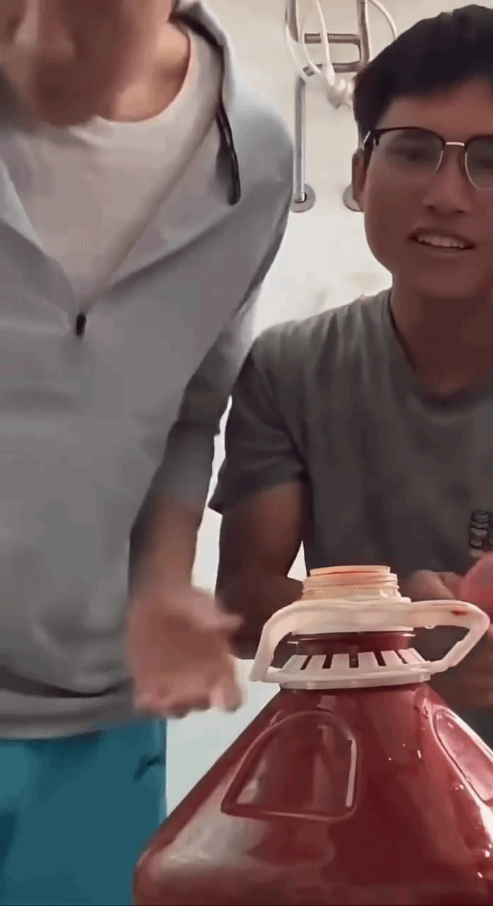 Mở nắp can tương mới mua, 3 thanh niên nhận cái kết 'tởn tới già' Ảnh 1