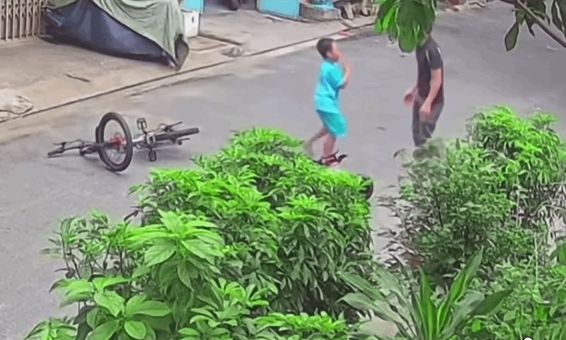 Cậu bé nhanh chóng nhận lỗi với ngươi đàn ông.