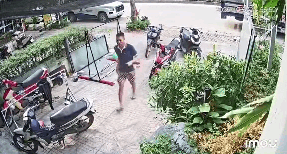 Thanh niên vừa bước vào nhà dân, camera liền ghi được cảnh đáng sợ Ảnh 1
