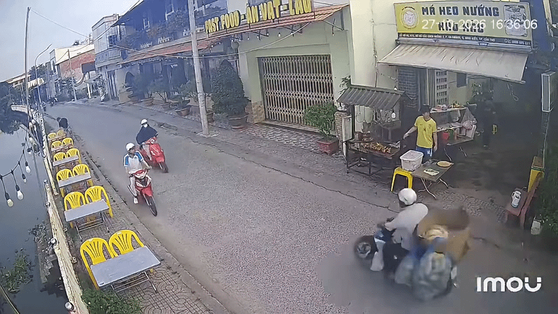 Bánh mỳ văng tung tóe xuống đường, camera ghi lại cảnh đáng chú ý Ảnh 1