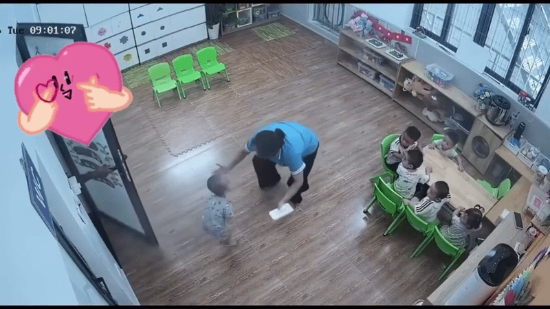 Bé con vừa vào lớp, phụ huynh xem camera thấy cảnh cảnh đáng chú ý liền chia sẻ lên mạng Ảnh 1