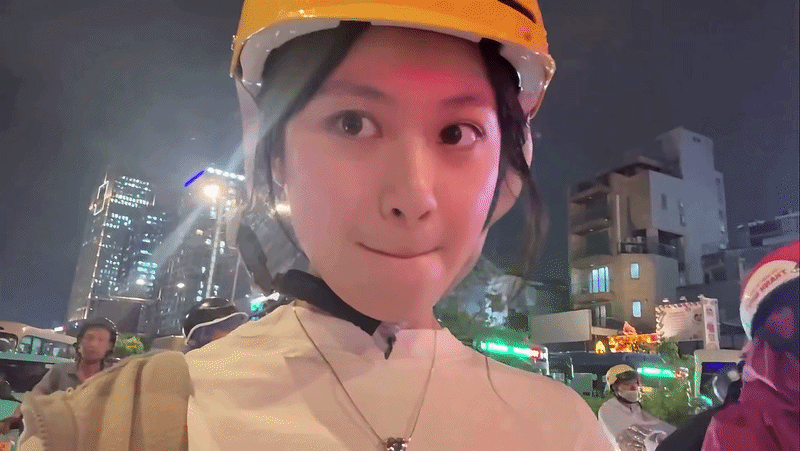Clip 10 giây của cô gái trẻ trên đường đi làm về gây sốt mạng xã hội Ảnh 1
