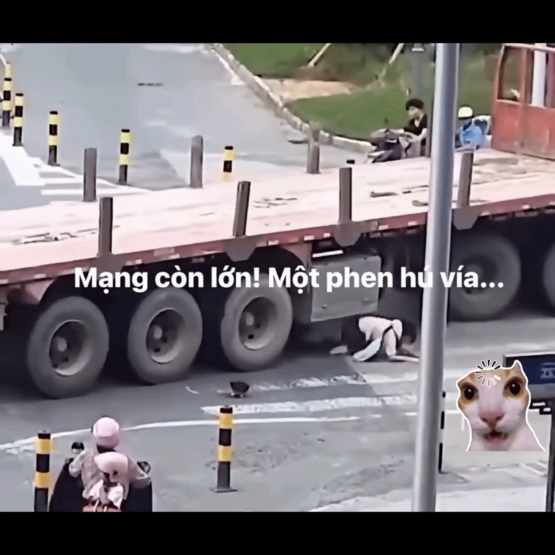 Clip: Cô gái bị xe container chèn trúng, diễn biến tiếp đó gây sốc Ảnh 2
