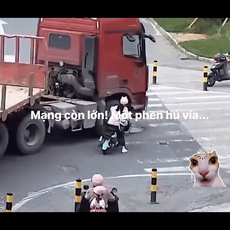 Clip: Cô gái bị xe container chèn trúng, diễn biến tiếp đó gây sốc Ảnh 1