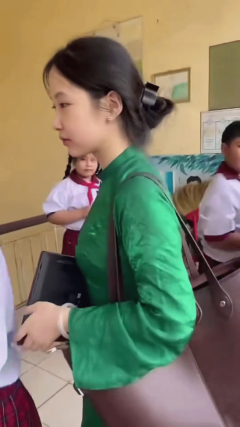 Cô giáo không giấu được cảm xúc sau khi nghe học trò nói đúng 4 từ Ảnh 1