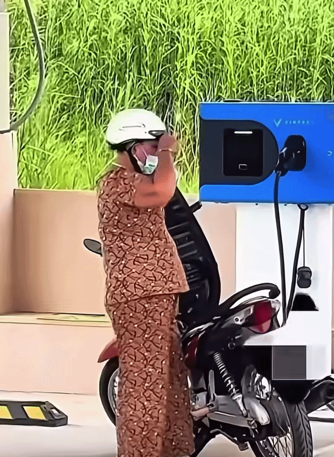 Người phụ nữ đi đổ xăng nhưng hết xăng, nhìn kỹ mới thấy điều sai sai Ảnh 1