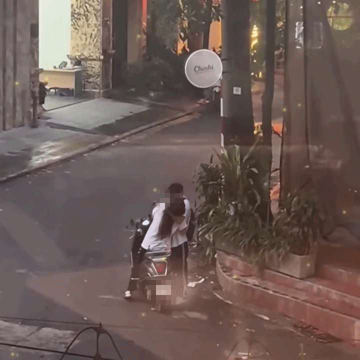 Hành động của đôi học sinh khiến nhiều người ngán ngẩm. Ảnh cắt từ clip