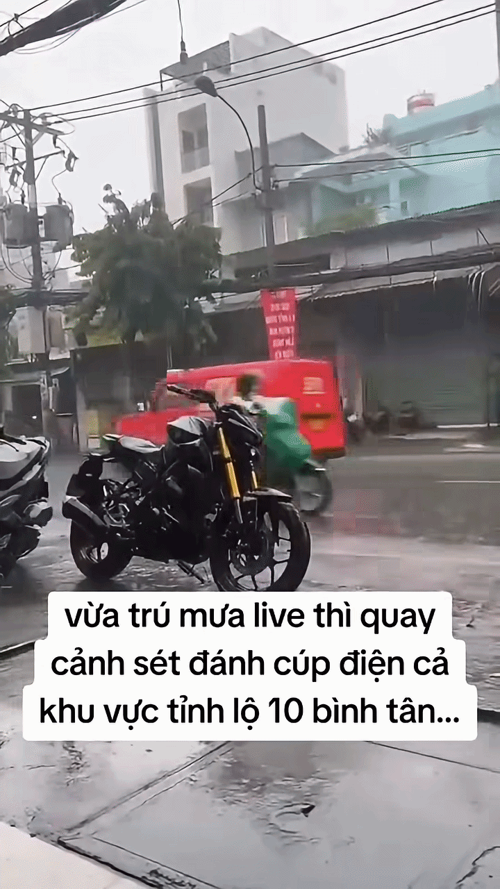 Đứng trú mưa, thanh niên quay được cảnh kinh hoàng Ảnh 1