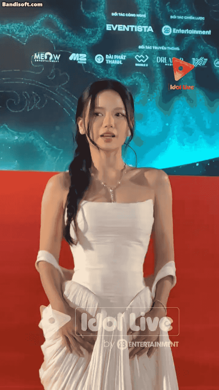 Màn tương tác đáng yêu của Lê Hạ Anh với người hâm mộ ngay trên thảm đỏ