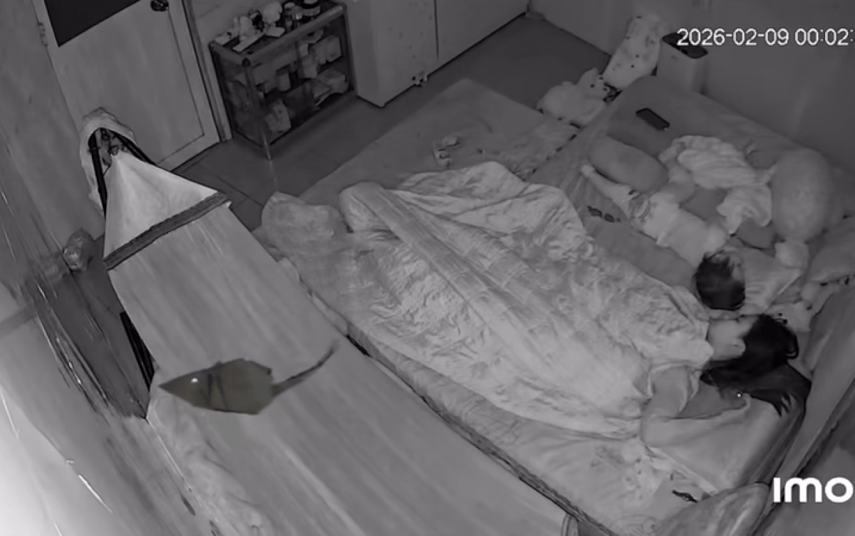 Con chuột bò lên tóc người mẹ trẻ được camera an ninh ghi lại.