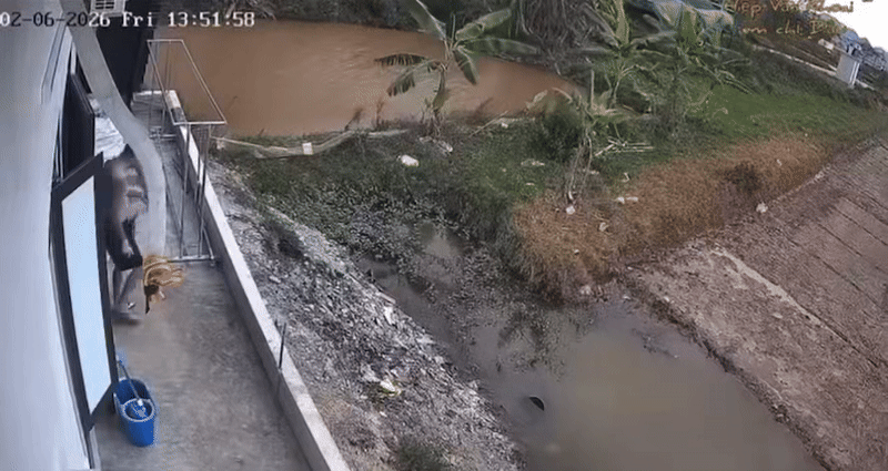 Thanh niên hút thuốc lào