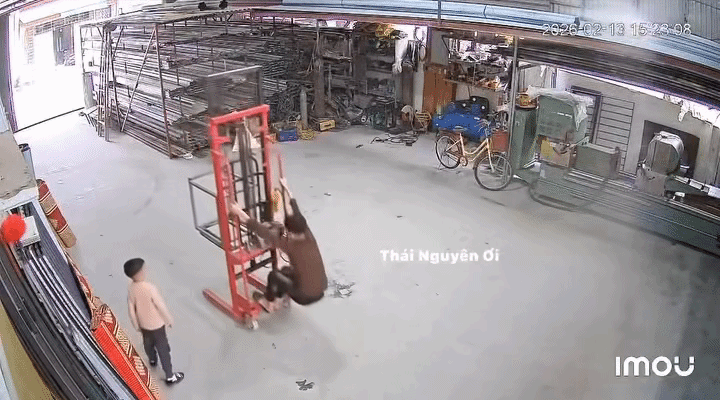 Trong lúc nghịch ngợm, xe thang đã đổ sập lên người bé trai. Ảnh cắt từ clip