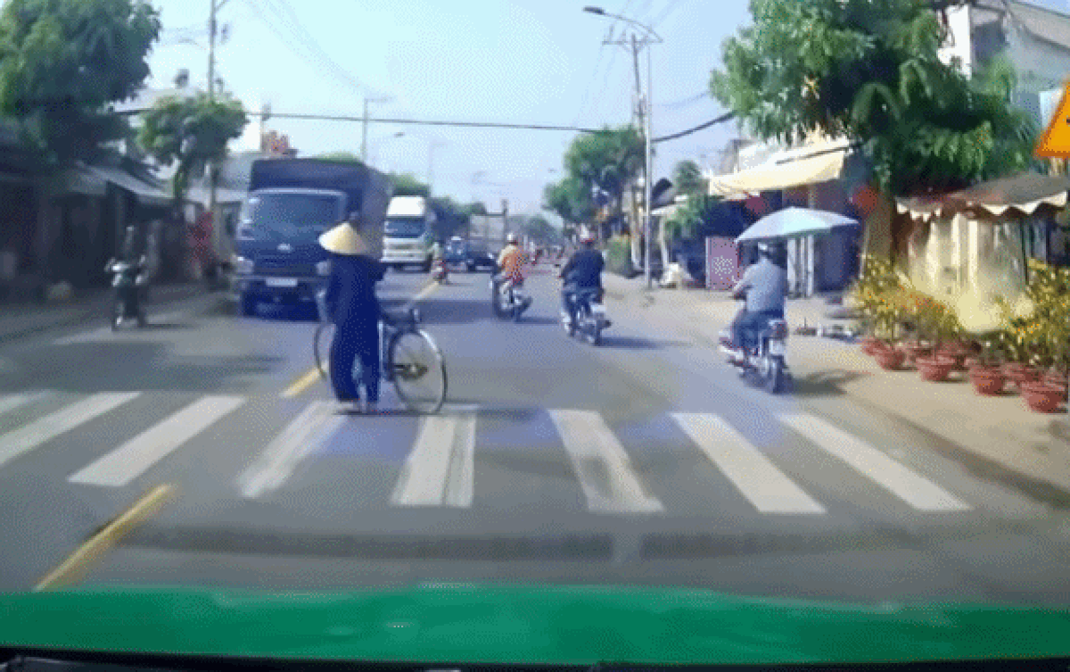 Theo dõi cụ bà qua đường mà bao người rưng rưng, camera hành trình ghi lại lý do xúc động Ảnh 1