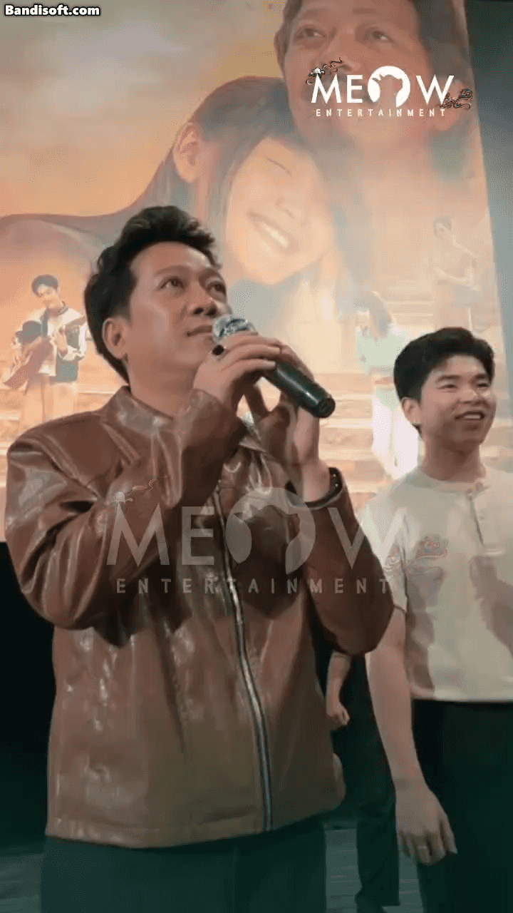 Nam nghệ sĩ cám ơn khán giả khi nhắc đến người thầy quá cố (Ảnh chụp màn hình)