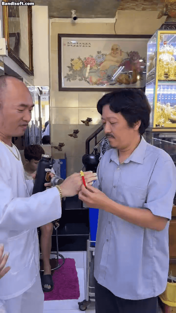 Trường Giang tặng vòng tỳ hưu bằng vàng cho Tiến Luật tại hậu trường Nhà ba tôi một phòng