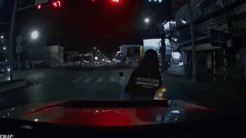 Tài xế xuống xe cúi rạp người trước cô gái, xem camera biết lý do dân tình liền vỗ tay Ảnh 1