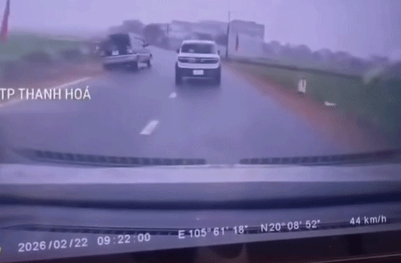 Chỉ vì muốn vượt ẩu, tài xế đã đối mặt với hiểm nguy.