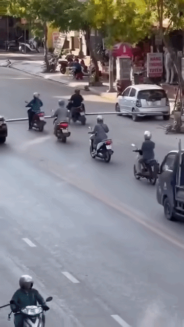 Người đàn ông khiến dân tình 'nóng mắt' khi chở theo cây sắt dài trên đường.