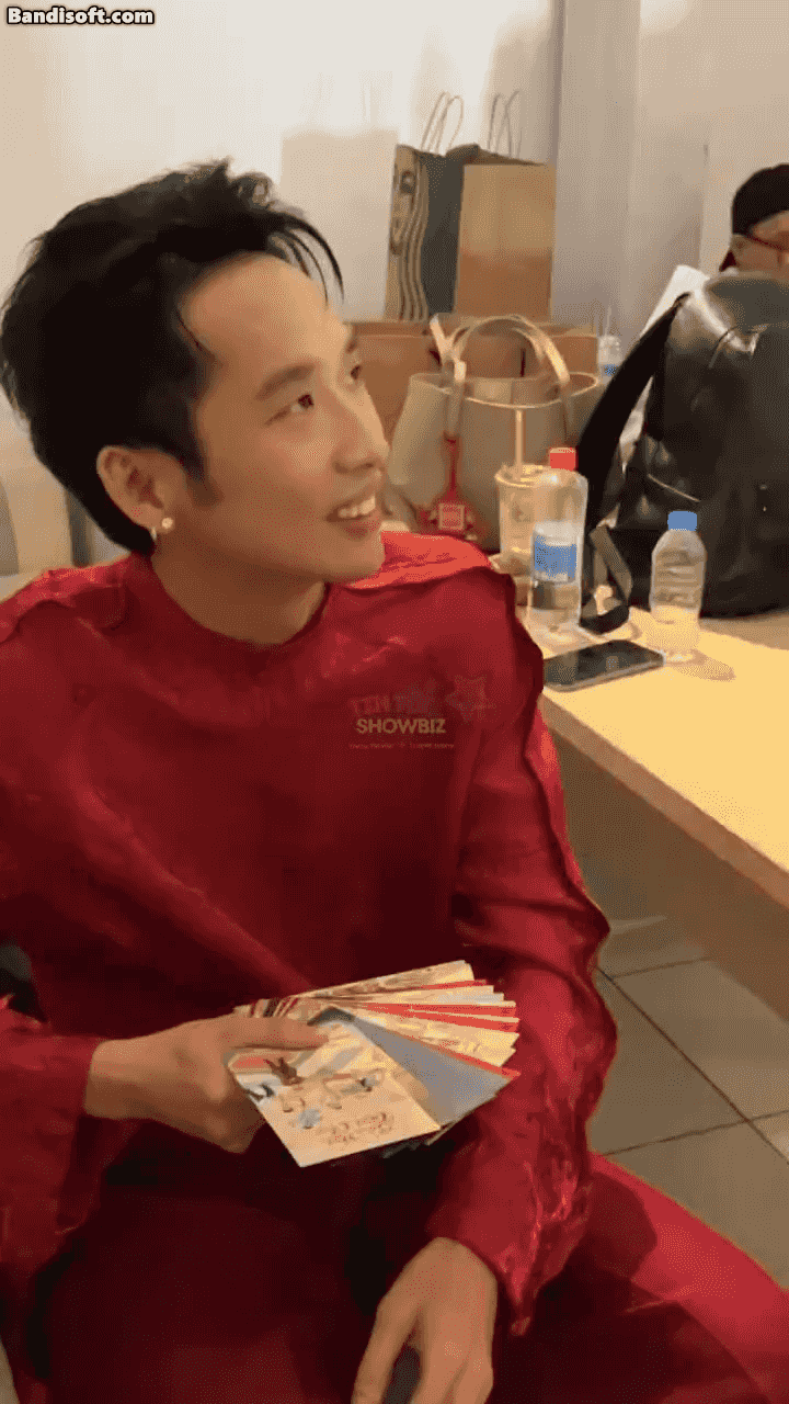 Quách Ngọc Ngoan nhận lì xì và chúc Tết Tuấn Trần tại cinetour Báu vật trời cho