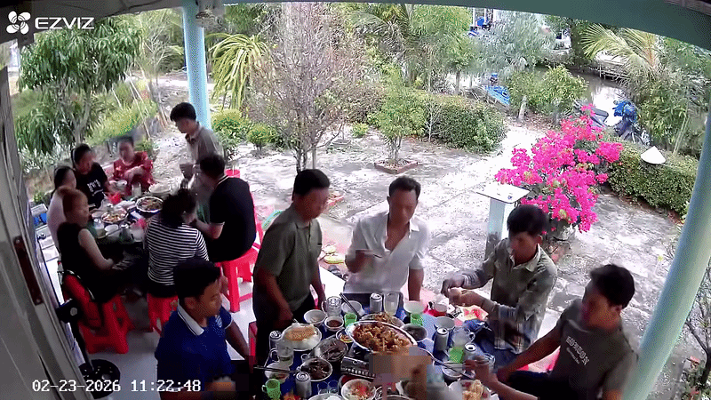 Khách khứa bỏ chạy tán loạn khi bình ga mini phát nổ. Ảnh cắt từ clip