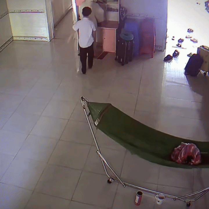 Biết chị gái sắp rời nhà lên thành phố học tập, em trai ôm chị đầy quyến luyến. Ảnh cắt từ clip