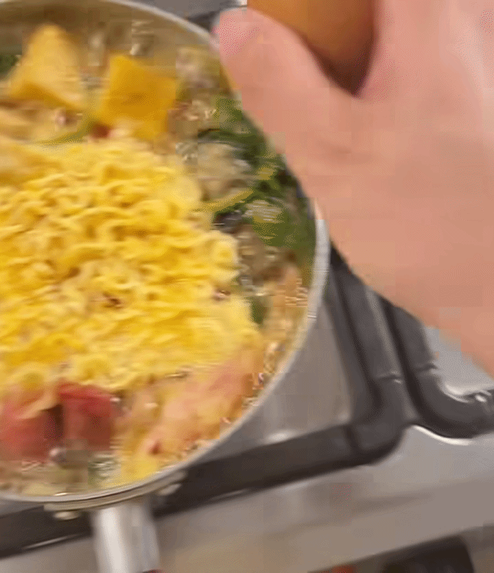 Nồi mì chuẩn bị được ăn, thanh niên đập thêm quả trứng thì lại thành phải bỏ đi. Ảnh cắt từ clip