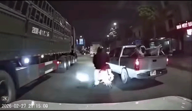 Xe bán tải đánh lái, chạm vào xe máy khiến 3 người trên xe máy ngã xuống đường. Ảnh cắt từ clip