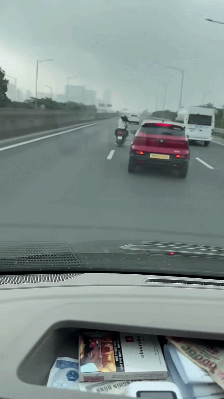 Camera hành trình ghi lại khoảnh khắc nữ sinh viên điều khiển xe máy trên cao tốc. Ảnh cắt từ clip