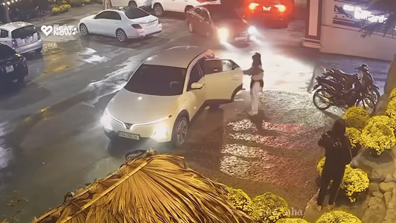 Sau khi cho 2 con lên ghế sau, người vợ đóng cửa định chạy lên ngồi ghế phụ cùng chồng...