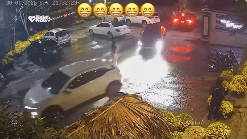 ...nào ngờ người chồng liền điều khiển xe rời đi, 'bỏ rơi' người vợ ở trước nhà hàng.