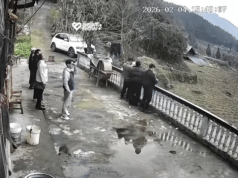 3 bạn trẻ gặp sự cố bất ngờ khi đứng ngắm cảnh, xem camera dân tình cũng giật mình Ảnh 1